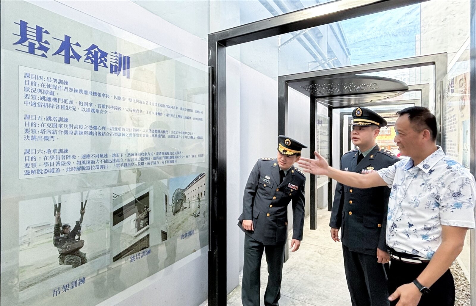 桃園市府透過三元市民活動中心所保留營區內具文資價值的建物、廊道及傘徽,瞭解傘兵的故事及背景,回應國防部捐贈土地的美意。圖:市府提供