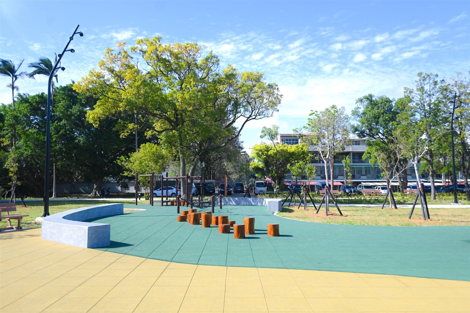 傘儲酷公園不但保留了原有營區的大樹群,也以傘兵訓練意象打造具有教育及玩樂性質的飛機共融式遊戲場。圖:市府提供