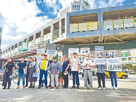 
台北市和平新生人行天橋將拆除，民間團體4日到天橋前抗議市府罔顧民意執意強拆。（予菱攝）
