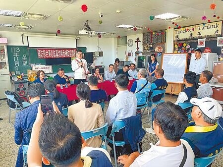 
立法委員黃仁（前排左三）4日於台東市富豐社區舉辦台東志航基地噪音補償協調會，訴求軍、民機場補償金一致。（蕭嘉蕙攝）
