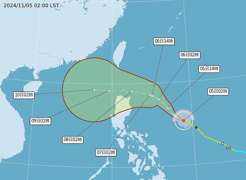 輕度颱風銀杏凌晨2時位於鵝鑾鼻東南方1140公里海面上，持續朝西北方向移動，強度亦逐漸增強，未來直接影響的機率較低，不過本周後期仍可能間接影響台灣附近天氣，路徑仍有不確定性。圖／取自氣象署網站