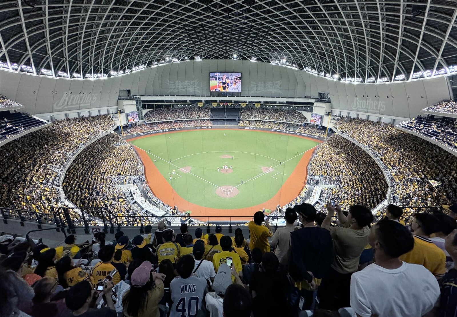 台北大巨蛋明年原因舉辦世壯運,僅提供中職20場賽事,但各球團認為場次太少,呼籲應增加,遠雄今下午表示與中職協調後多釋出9場次,確保明年保底有29場。體育局表示,將從原世壯運預匡檔期內撥出6場次供中職使用。圖/聯合報系資料照片