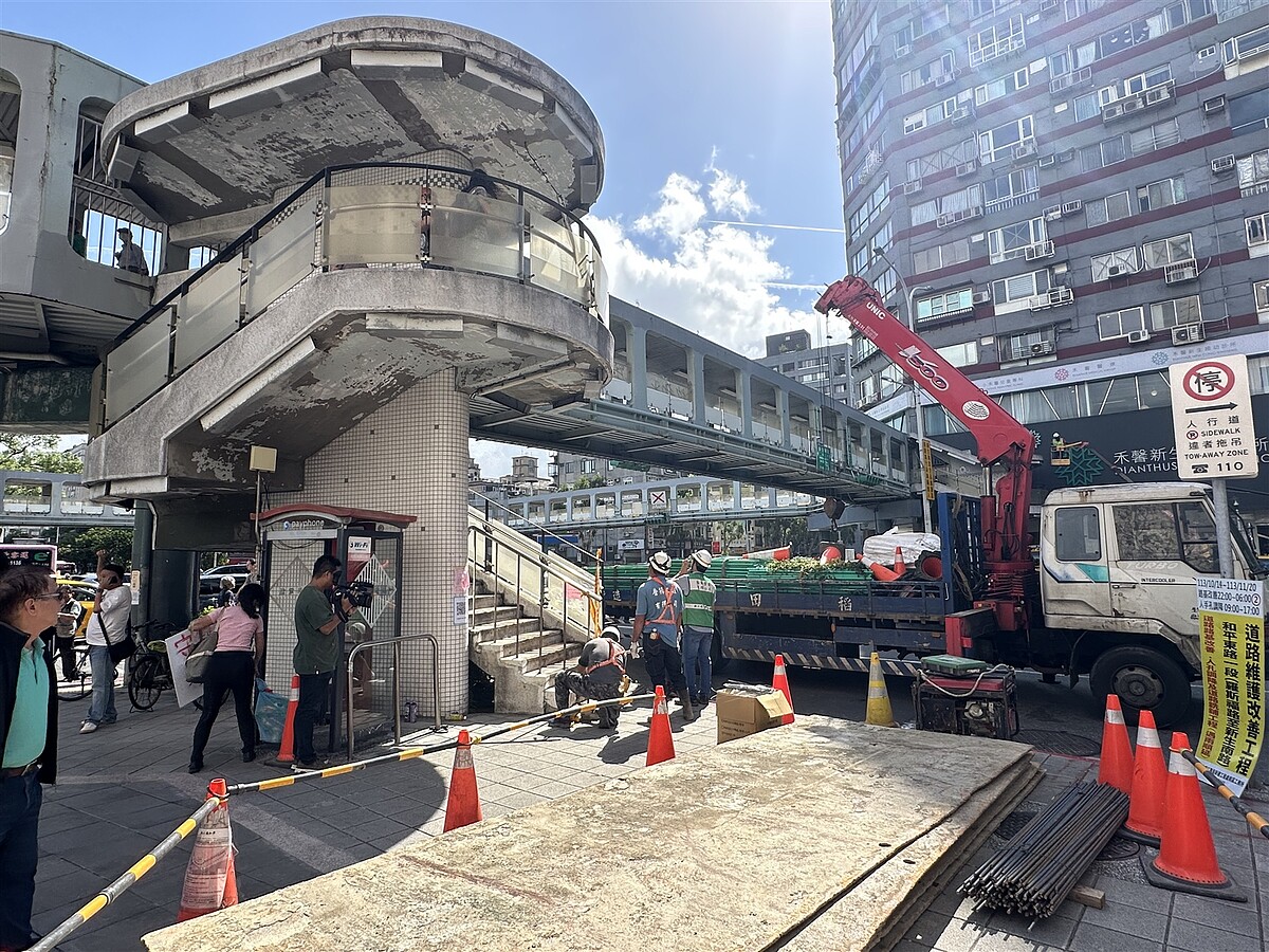 北市和平新生天橋原訂昨開拆，市府委託廠商到場拉警示帶，遭居民搶走，廠商只能先暫停施作。記者洪子凱／攝影 