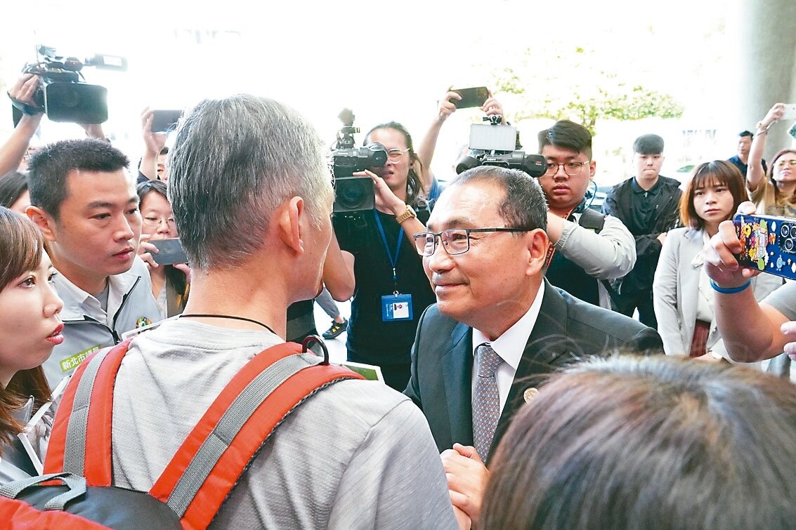 府中捷運站外電梯傷者家屬孫爸爸昨控訴市府作秀,在議會門口向新北市長侯友宜「攔轎申冤」。記者劉懿萱/攝影