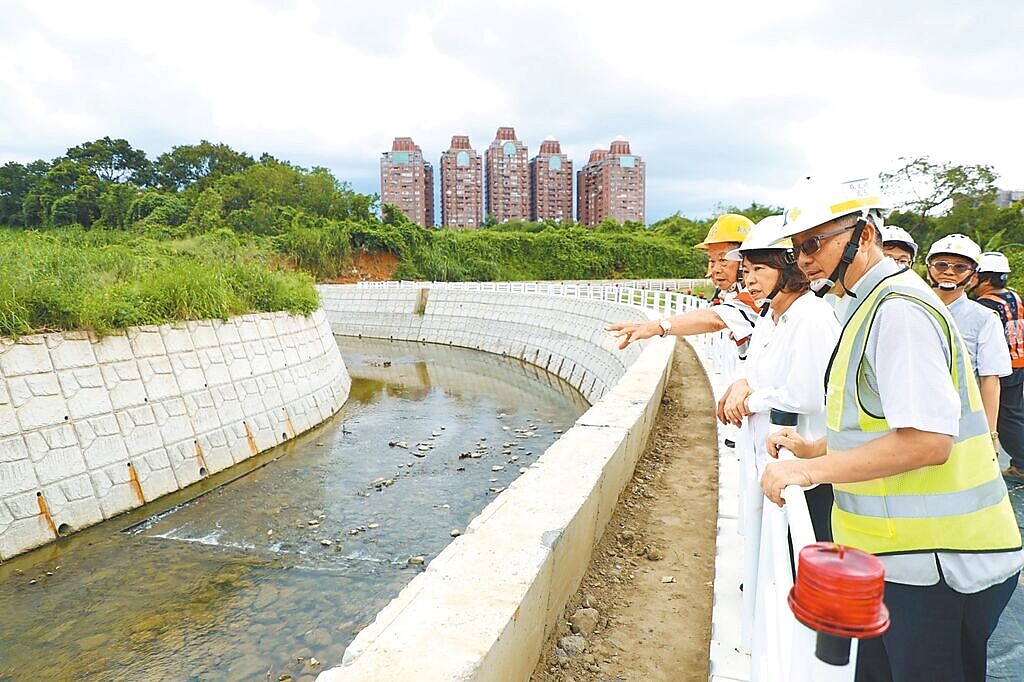 嘉義市長黃敏惠率市府團隊實地視察區域排水工程。（嘉義市政府提供／呂妍庭嘉義傳真）