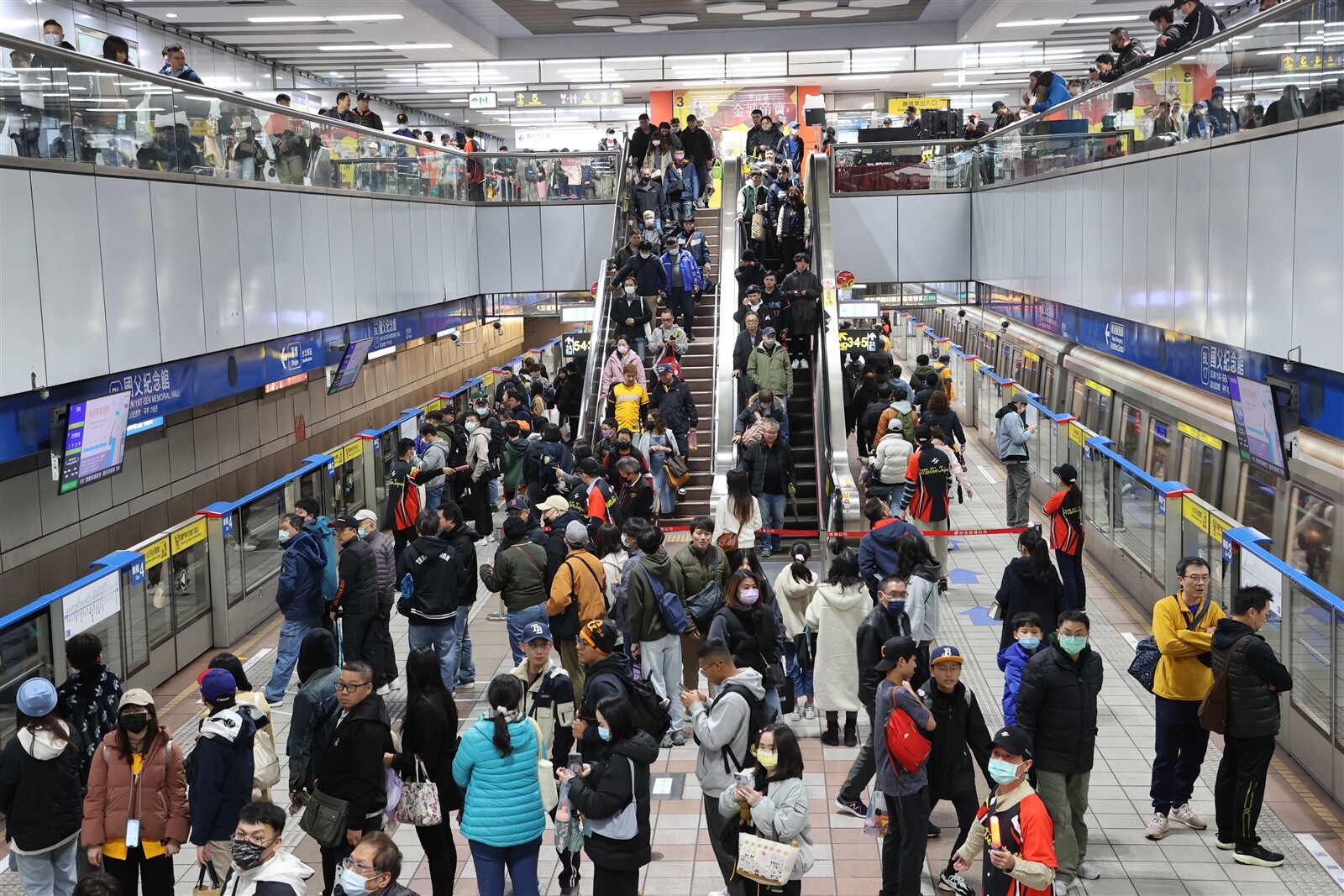 台北捷運以往乘客搭乘電扶梯習慣性靠右站，現加強宣導電扶梯兩側都可站立。本報資料照片 