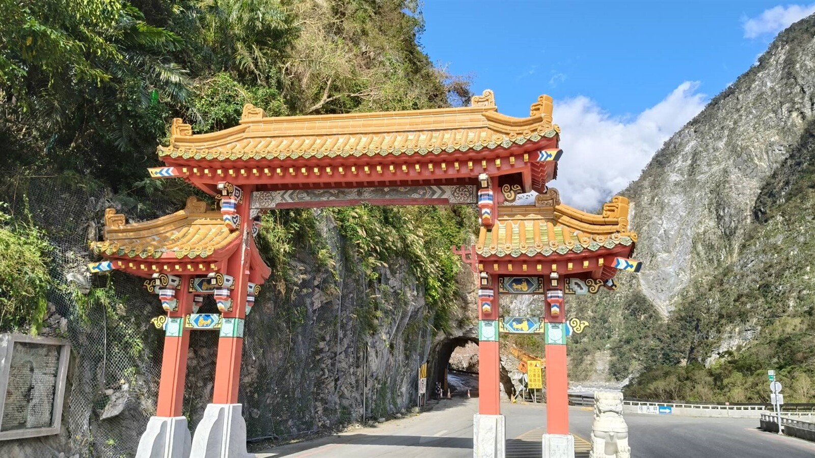 位於中橫公路東端入口的太魯閣牌樓，是太魯閣國家公園地標，上方的「東西橫貫公路」被工程車撞毀。記者王思慧／攝影 