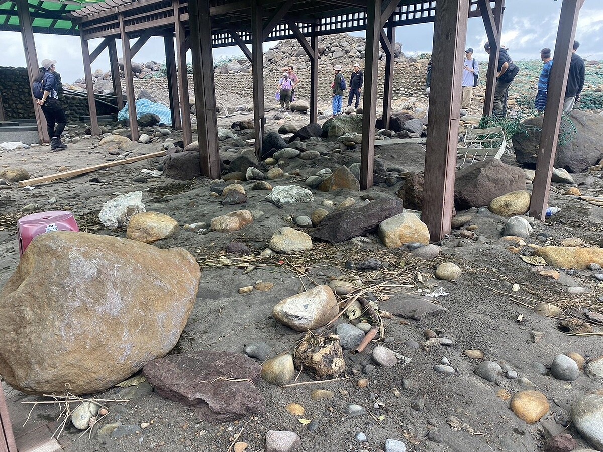 龜山島遭受康芮颱風狂風巨浪侵襲，滿目瘡痍，大小石塊及海沙捲入休憩區。東北角及宜蘭海岸國家風景區管理處宣布今天起繼續封島，明年3月再開放。圖／東北角管理處提供