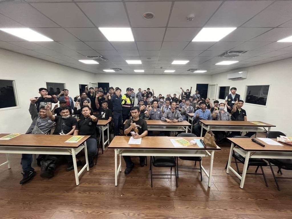 楊梅分局向移工宣導微型電動二輪車掛牌。圖:警方提供