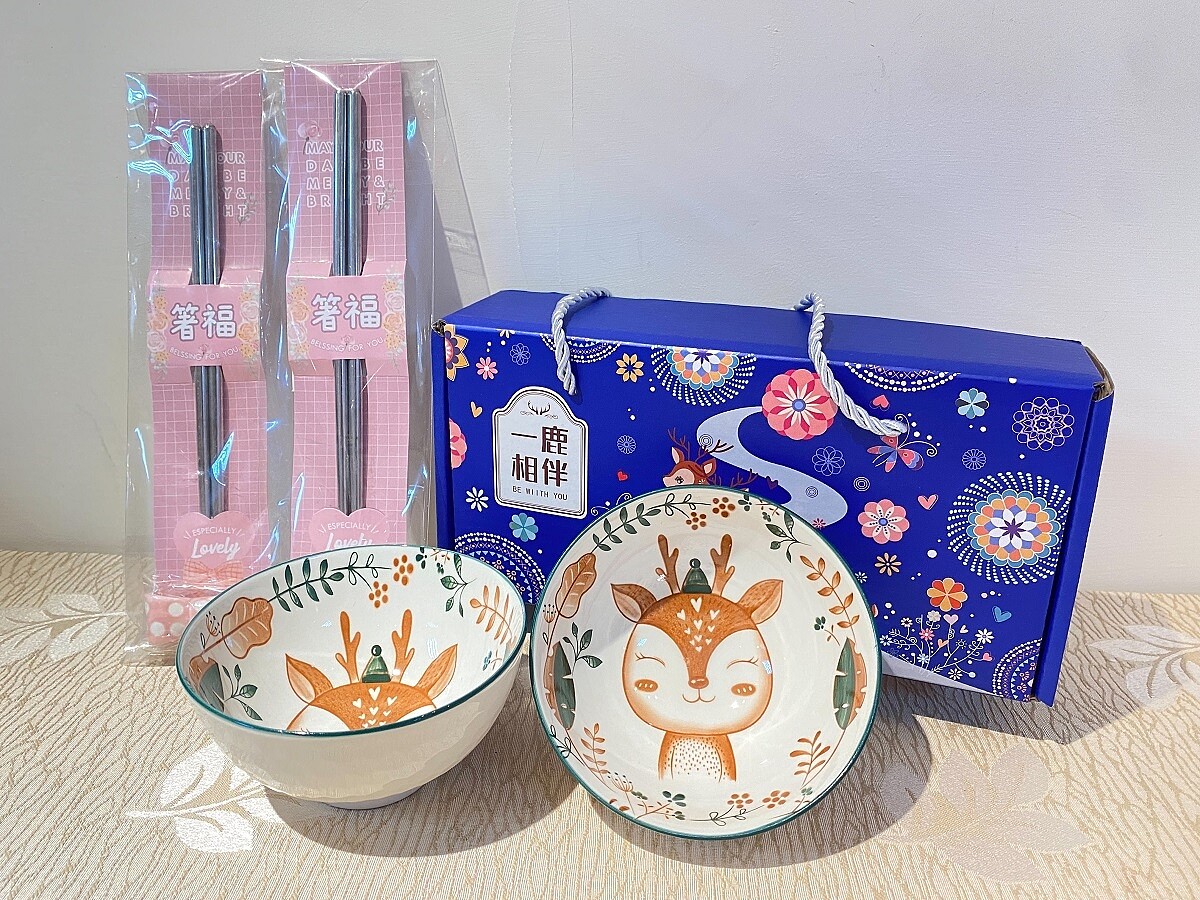 淡水戶所精心挑選「一鹿(路)相伴碗禮盒」及「新婚箸(祝)福筷」,箸(祝)福結婚新人新婚愉快,一鹿(路)攜手相伴,白頭偕老。圖/新北市政府提供