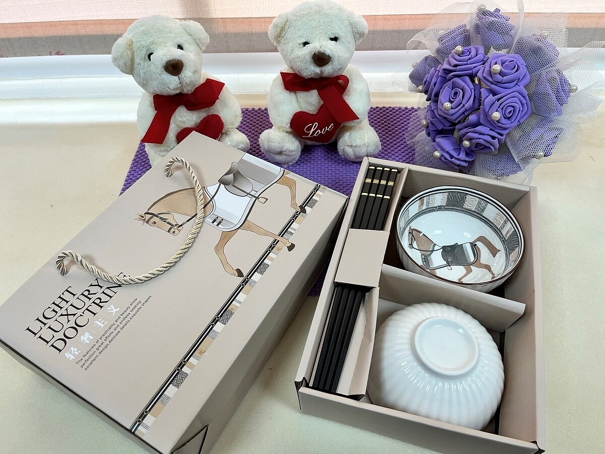 瑞芳戶所準備碗筷禮盒組,讓每對新人都能「碗碗」滿滿。圖/新北市政府提供