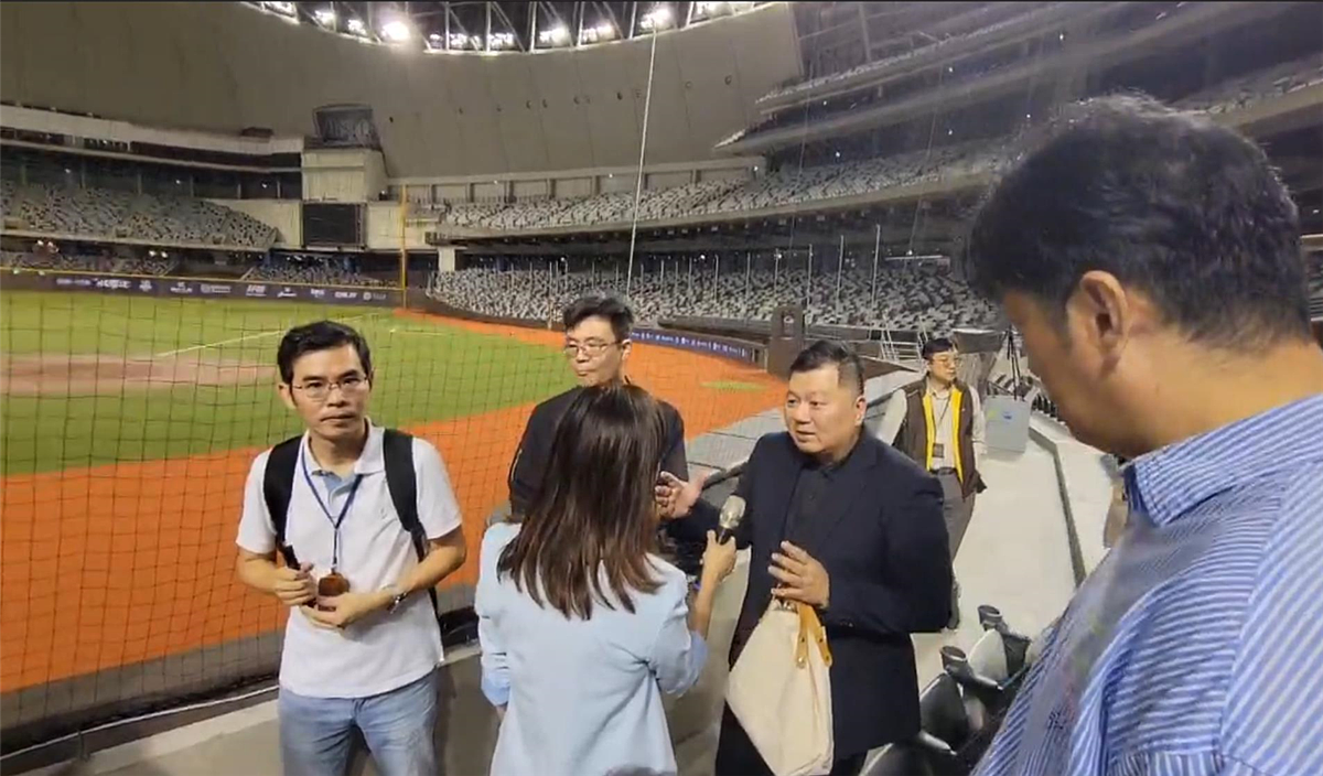 台北市議會工務委員會今赴台北大巨蛋考察,由於今天天氣不佳,蛋體內再度出現漏水,議員直言,防漏工程施工品質及設計都有問題,導致漏水遲遲無法解決,開幕至今約有100多處曾出現漏水,要求體育局未來只要下雨就要進去查看。圖/議員許淑華提供