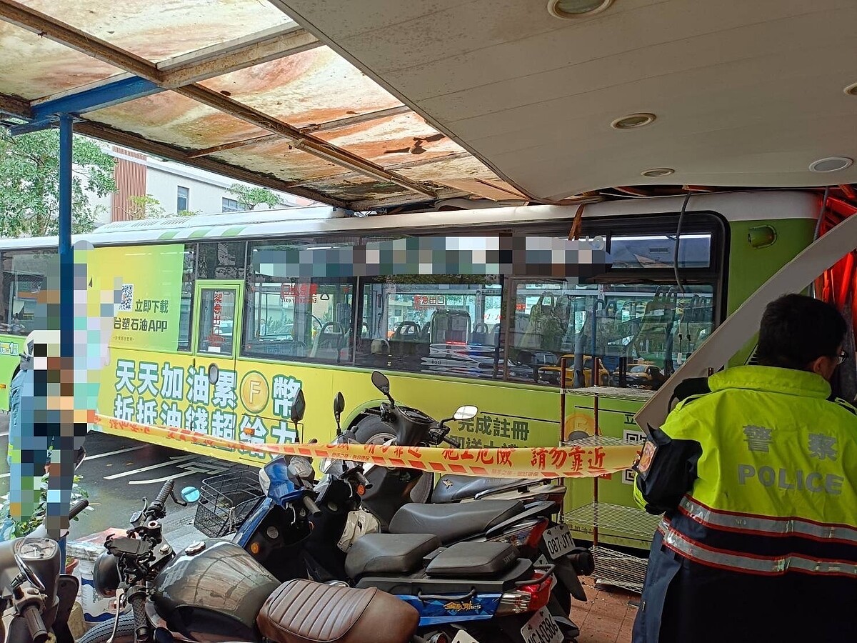 蔡姓男子5日中午駕駛公車返回台北市信義區松德站休息，停車後離開，公車向後滑行撞進超商，無人傷亡。記者李奕昕／翻攝