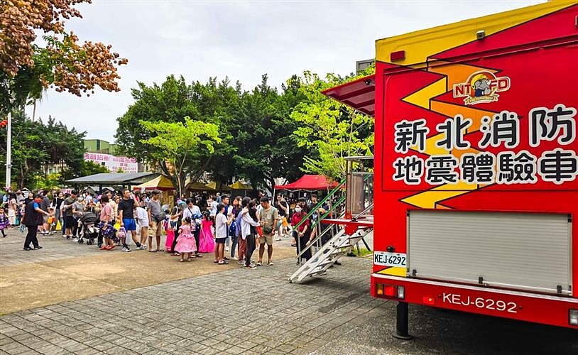 北市板橋區溪頭里辦公處邀請消防隊於10月26日舉行萬聖節活動,現場許多小朋有穿著萬聖節裝扮體驗地震車。圖/永慶房屋提供