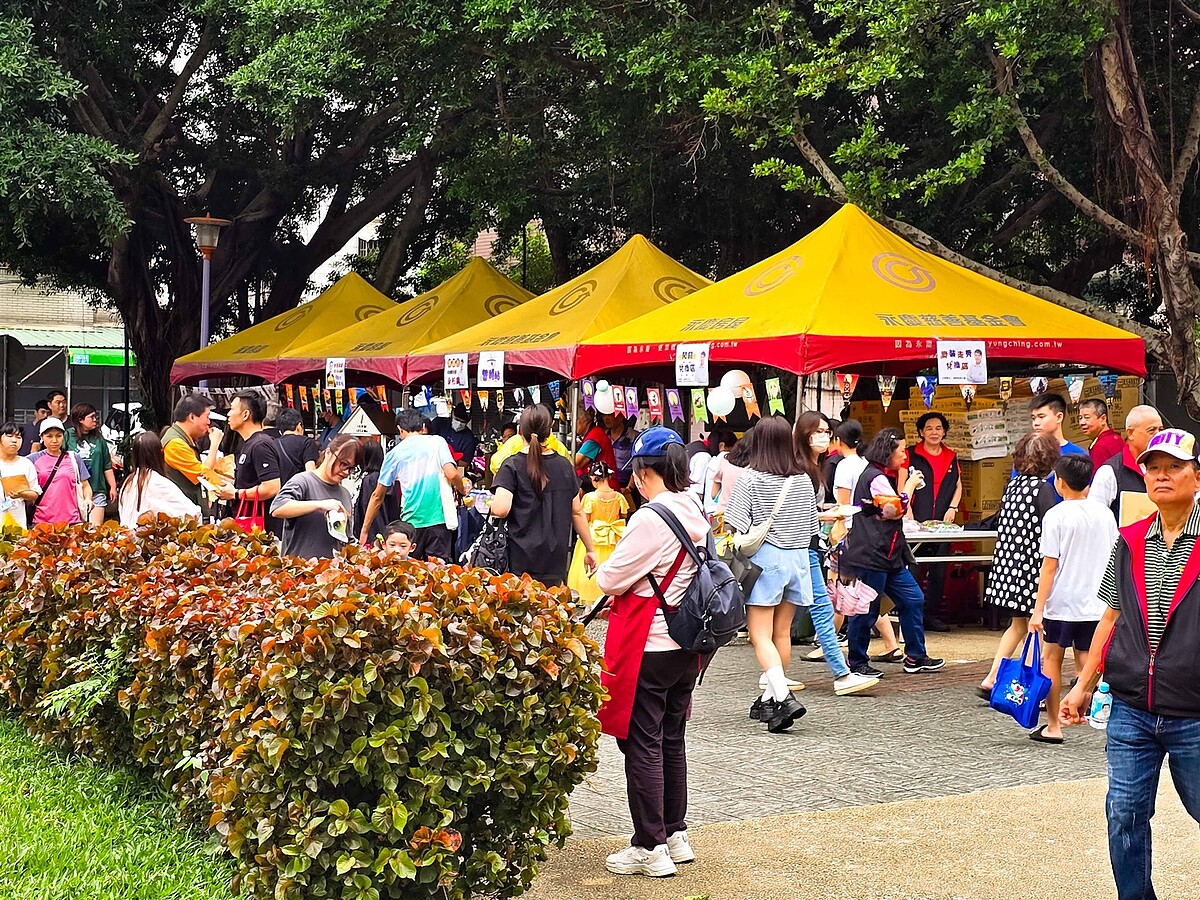 新北市板橋區溪頭里辦公處規劃多種闖關活動,吸引許多親子家庭前往遊樂。圖/永慶房屋提供