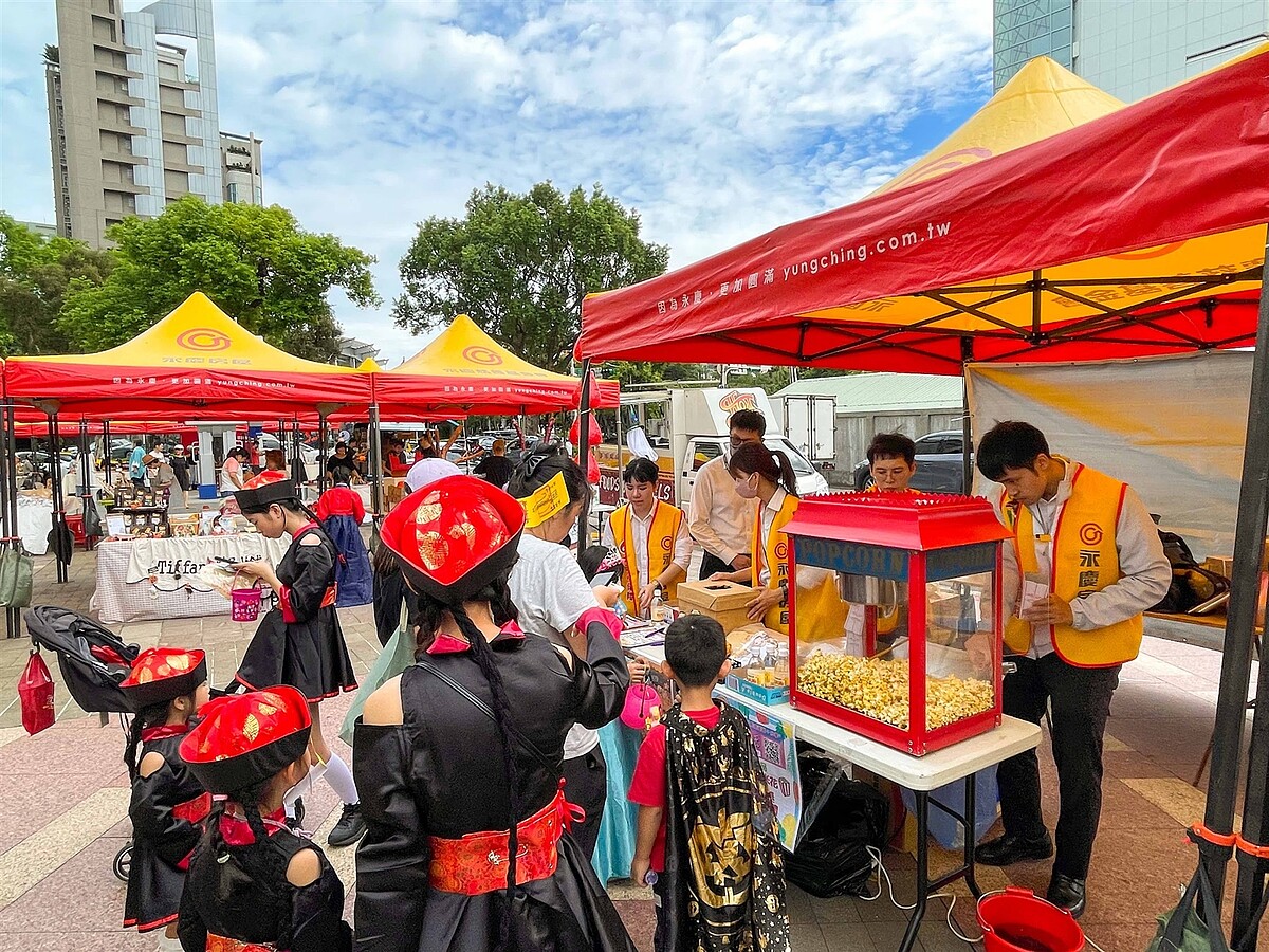 永慶房屋全力相挺萬聖節活動，提供爆米花等零食，讓大小朋友開心享受萬聖節。圖／永慶房屋提供