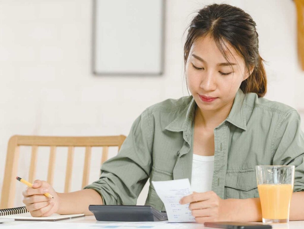 貸不到房貸，民眾只能東湊、西湊，盤算畢生積蓄來填補空缺。（示意圖／FREEPIK）