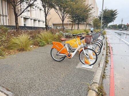 
記者5日下午走訪新屋區新屋高中旁YouBike站點，發現該站車輛數充足，且僅個位數車輛被借走。就讀新屋高中的陳同學說，YouBike是少數同學若錯過免費巴士，才會選擇從台鐵富岡站騎乘至學校。（廖姮玥攝）
