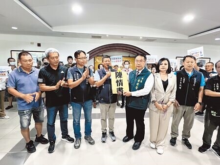 
台南市永康區中華里長林再益（左四）5日率70位里民到議會陳情要求開放騎樓停車，市長黃偉哲（左五）收下陳情書。（洪榮志攝）
