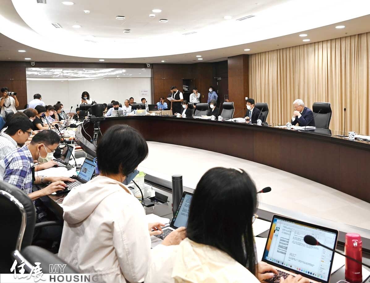 房市過熱促使央行限貸措施頻頻,民眾申貸難度提高之下,可能進一步讓小宅化愈演愈烈,衍伸後續多項問題。圖為央行上月19日召開第三季理監事會議現場畫面,備受各界關注。