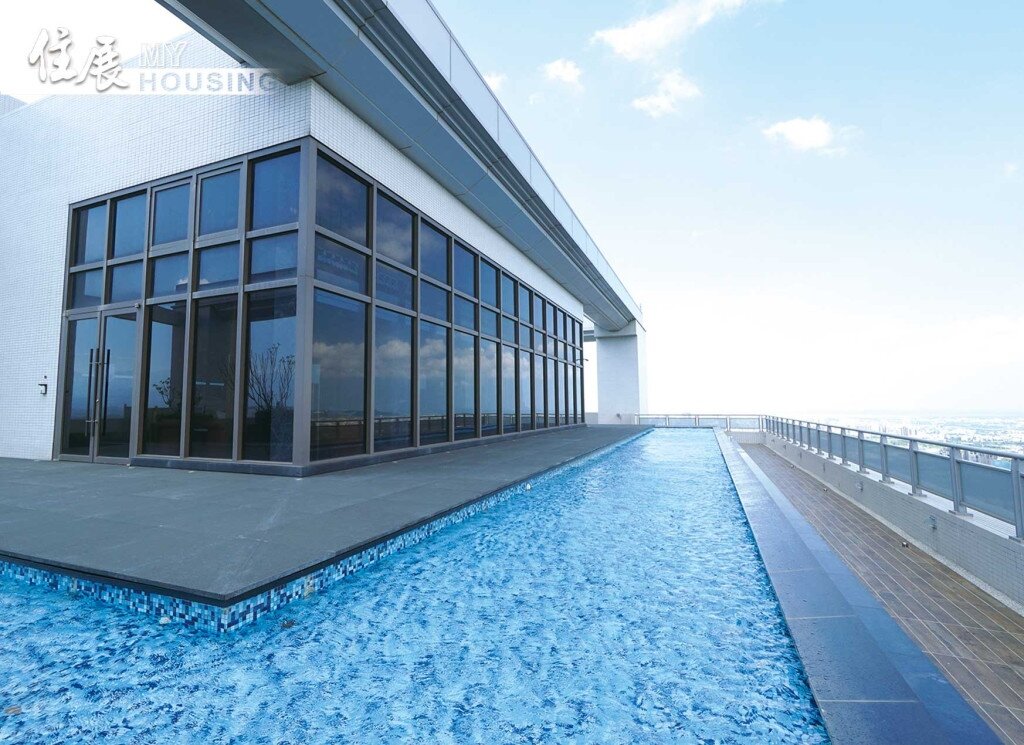 不少人將社區露天游泳池視為公設,但我國法規明訂公設需具備「頂蓋」,露天游泳池其實算是法定空地。