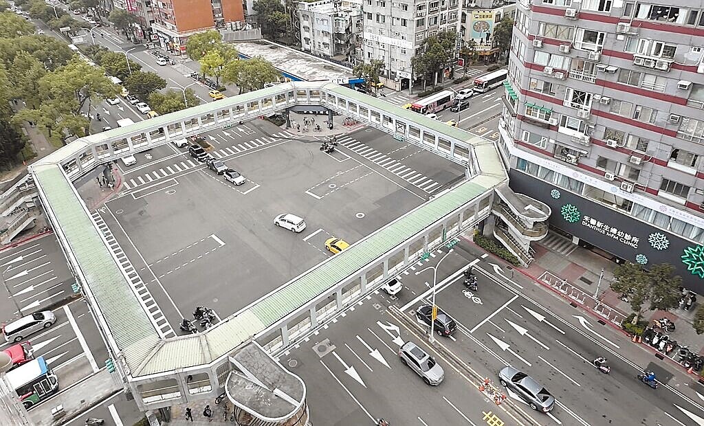 台北市和平新生人行天橋1982年竣工,啟用後有不少電影及MV前往取景拍攝,也是許多附近居民心中的城市記憶。圖/台北市交通局提供