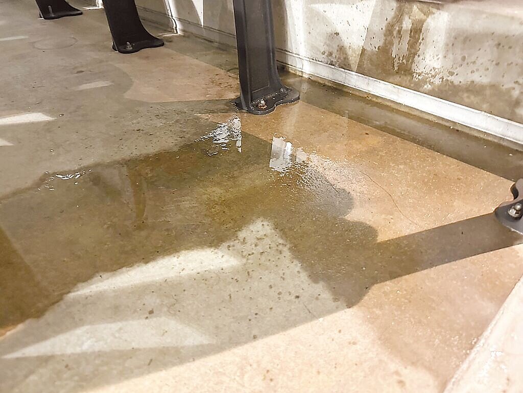 台北大巨蛋啟用後頻傳漏水，台北市議會工務委員會5日到大巨蛋考察，有議員馬上發現內部疑似漏水跡象。圖／台北市議員陳怡君研究室提供