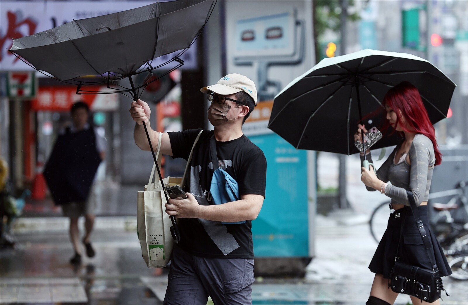 今天東北季風持續影響，迎風面雲量偏多，北部、東半部為陰短暫雨的天氣，其中桃園以北及宜、花地區降雨機率較高，尤其白天宜蘭地區有局部大雨出現的機率，基隆北海岸、大台北山區亦有較大雨勢。本報資料照片 