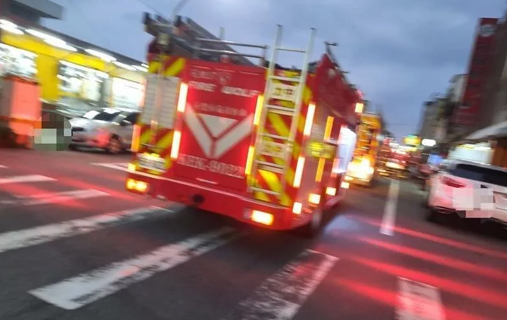 事發地點距離苑裡鎮鬧區不遠,有多輛消防水車及救護車到場,當時因人來車往,道路交通一度封閉,引發關注。圖/民眾提供