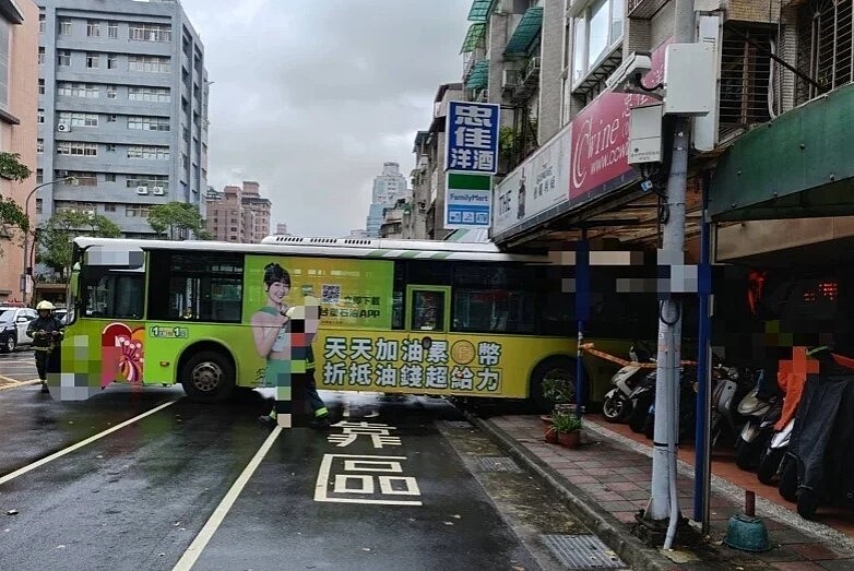 大都會客運蔡姓司機5日駕駛公車返回北市松德站休息，停車後離開，公車向後滑行撞進超商前騎樓。圖／記者李奕昕翻攝
