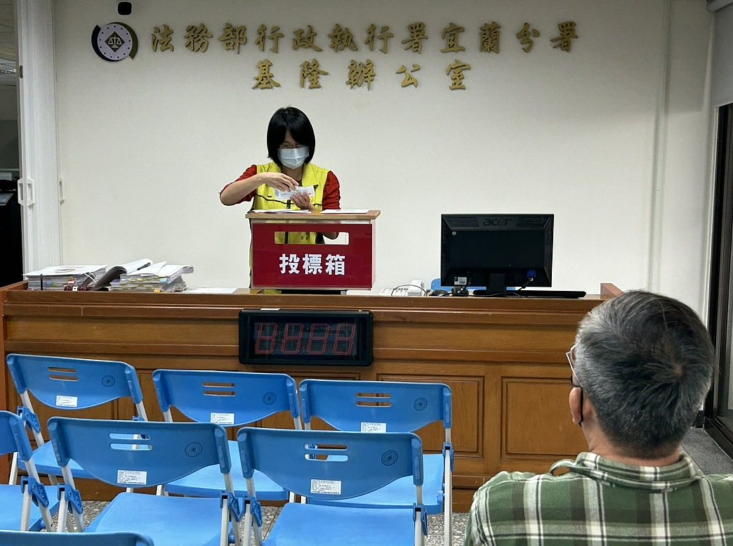 基隆市已故張姓建商生前欠繳房屋稅28萬多元,行政執行署宜蘭分署拍賣張名下兩筆建物,分別以181萬元、173萬多元拍定。圖/宜蘭分署提供