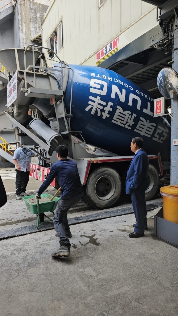 混凝土品質決定房屋壽命，40年經驗的老董（圖右）親自監督製程與品管。