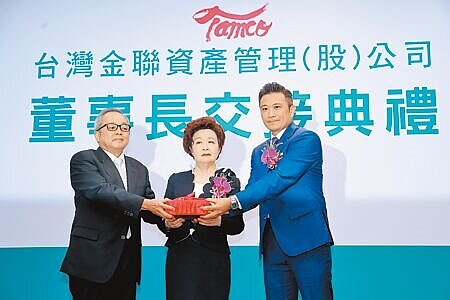 台灣金聯資產管理股份有限公司6日進行董事長交接,在台灣企銀董事長劉佩真(中)監交下,卸任董事長施俊吉(左)將印信交給新任董事長呂政璋(右)。(黃世麒攝)