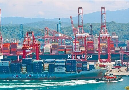 國發會主委劉鏡清表示,川普主要是對大陸加徵60%關稅,相對上來說,大陸的壓力比較大,台灣基本上幫美國廠商代工為主,關稅政策對台灣影響是「利大於弊」,台灣業者可能會因轉單效應而受惠。(本報資料照片)