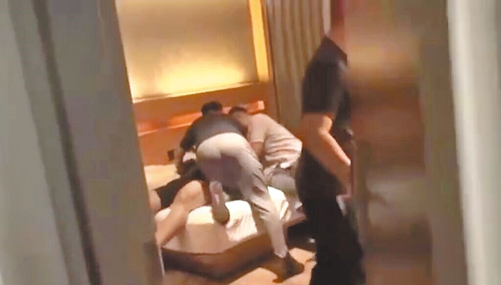 高雄市警方偵辦詐欺案,於6月到台南市東區裕學路某家飯店實施拘提及搜索,當場查獲黃嫌等3人。(讀者提供/洪靖宜高雄傳真)