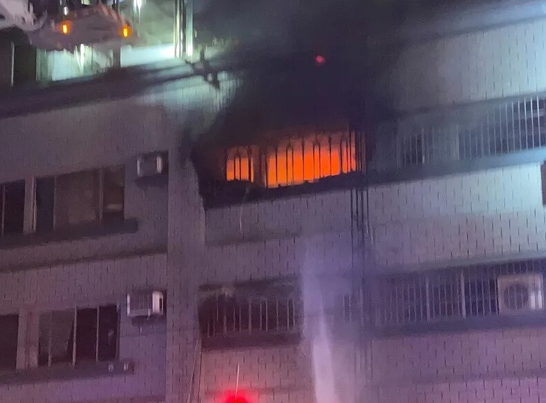 高雄鼎中路某大樓7日凌晨竄火,共造成3死2重傷。圖/記者張議晨翻攝