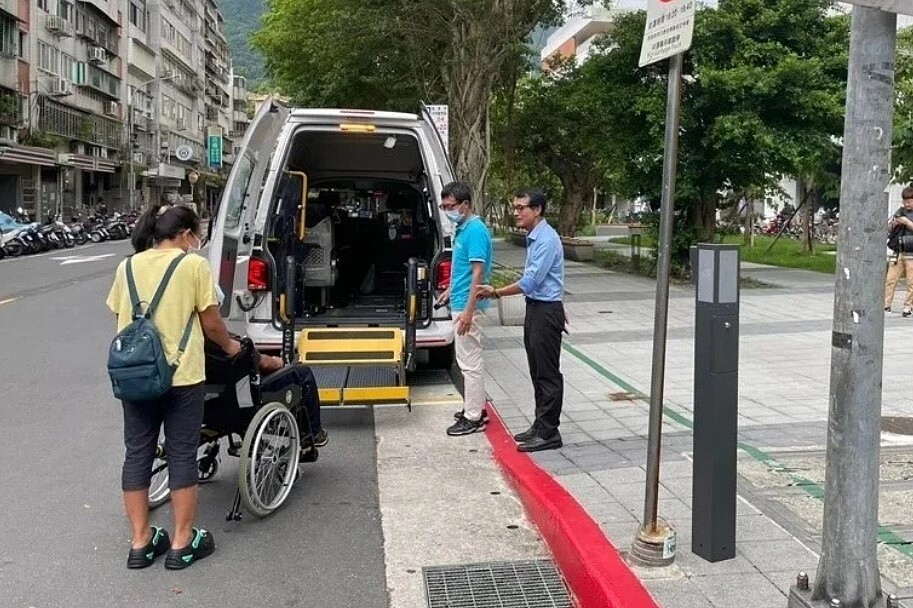 「營業用共用臨停區」提供貨車、長照、復康巴士及計程車使用。圖/台北市交通局提供