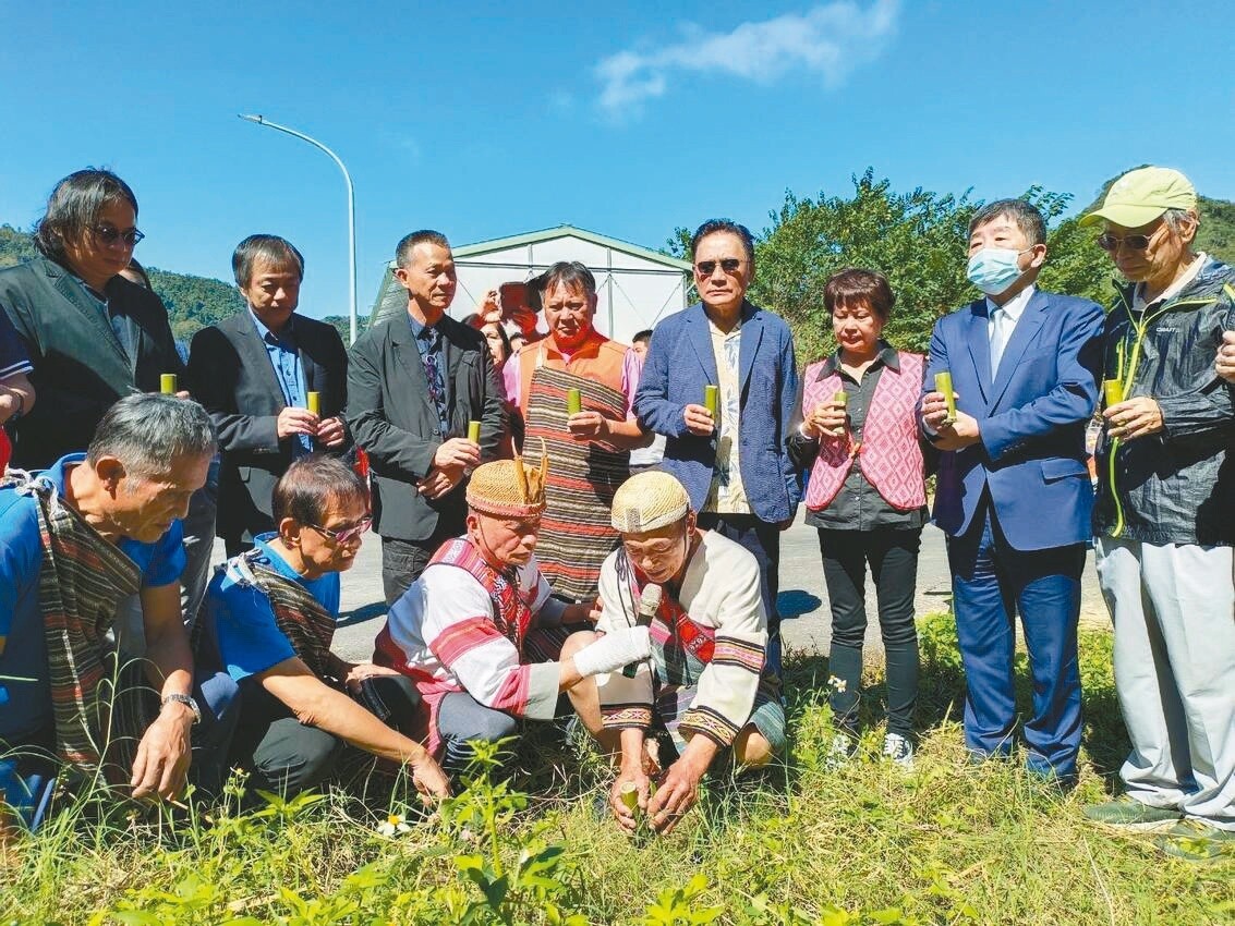 司馬限部落家屋重建昨動土，部落耆老舉行祈福儀式，迎接期待已久的大喜事。記者吳傑沐／攝影 