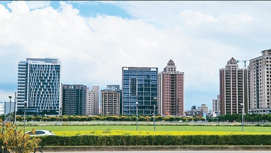 桃園市房價飆漲，增加年輕人買房的壓力，民代呼籲市府興建平價住宅。圖為高鐵桃園站外的大樓。記者鄭國樑／攝影 