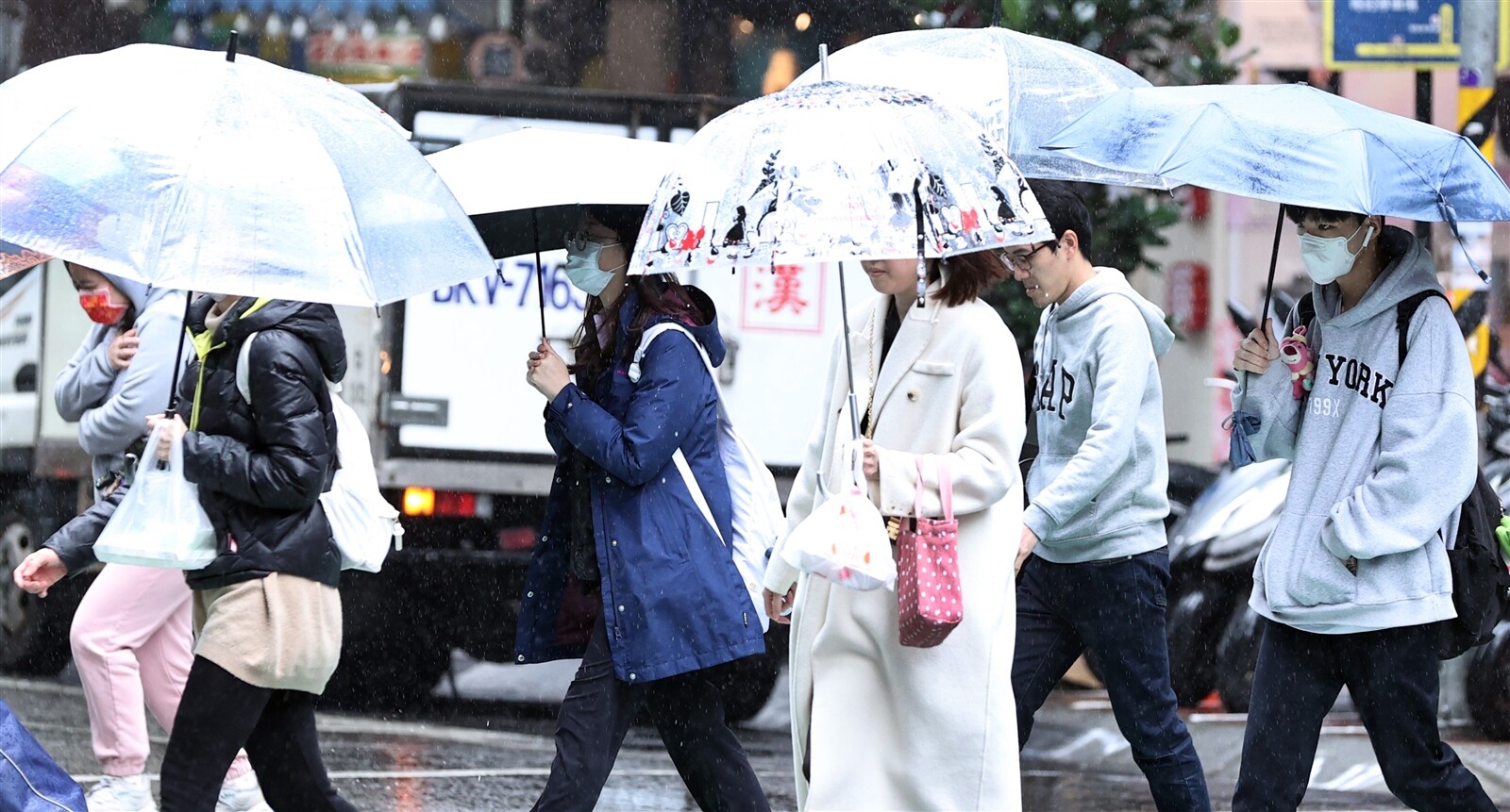 今天到周末期間迎風面大台北、東半部持續會有短暫陣雨，宜蘭地區以及東北角局部地區累積雨量可能稍多。本報資料照片 