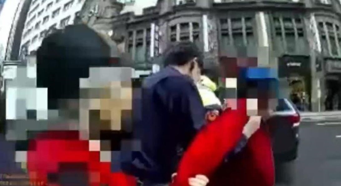 轄區警方獲報趕抵,依法將2人帶上派出所移送法辦。記者翁至成/翻攝