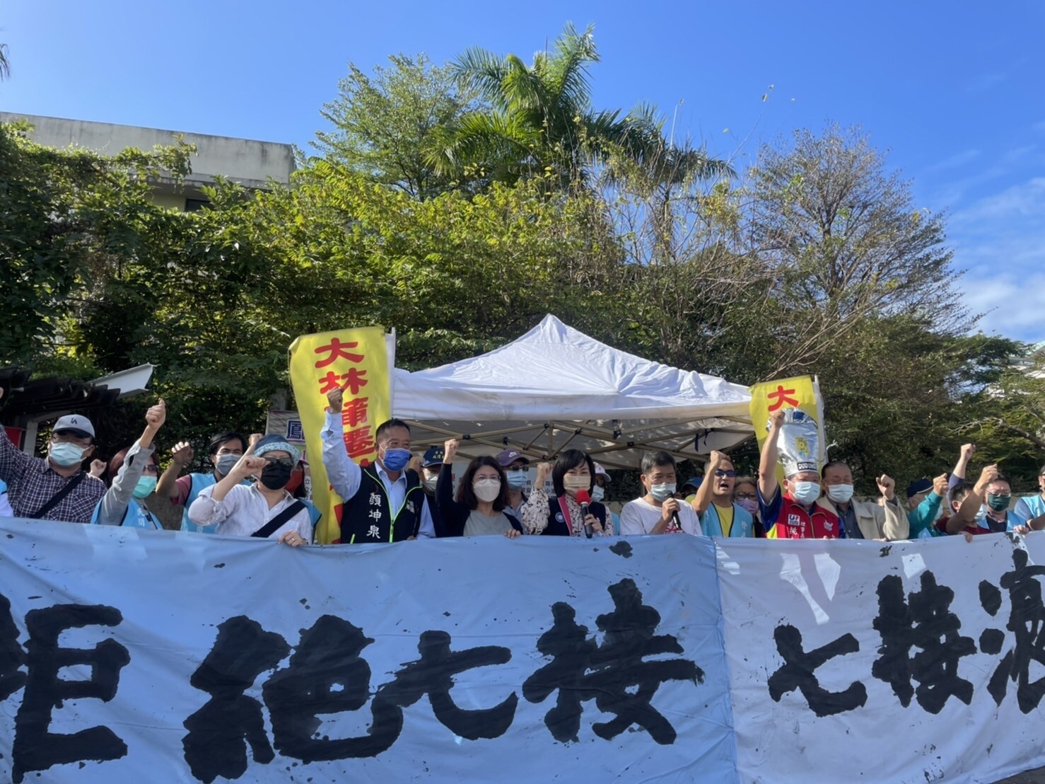 去年大林蒲遷村權益促進會聚集在高雄七接說明會場外拉布條，堅決反對七接。本報資料照片 