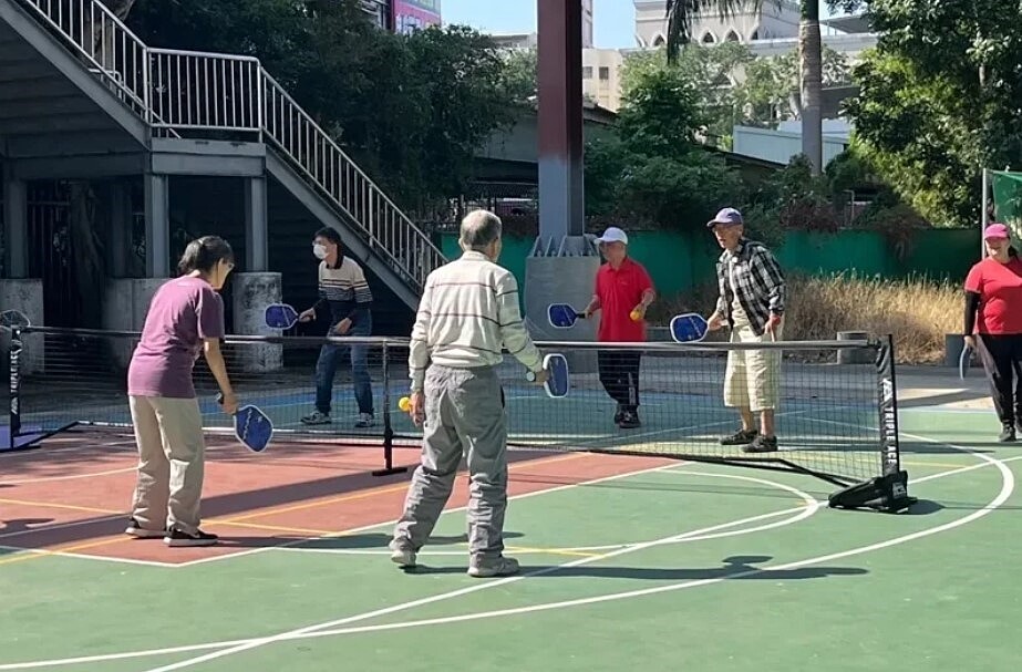 嘉義市匹克球運動人口增加，市府選定市有地設置專屬球場，圖為衛生局推廣匹克球情形。圖／嘉市府提供
