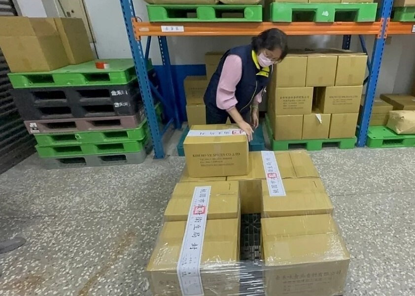 桃園衛生局稽查金禾味向好之味進貨的問題薑黃粉,查封尚未出貨的同批商品。圖/桃園市衛生局提供