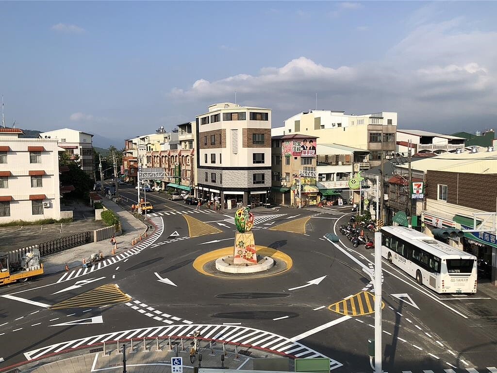 台南市政府交通局改善芒果圓環動線,提升七叉路交通安全性。圖/交通局提供