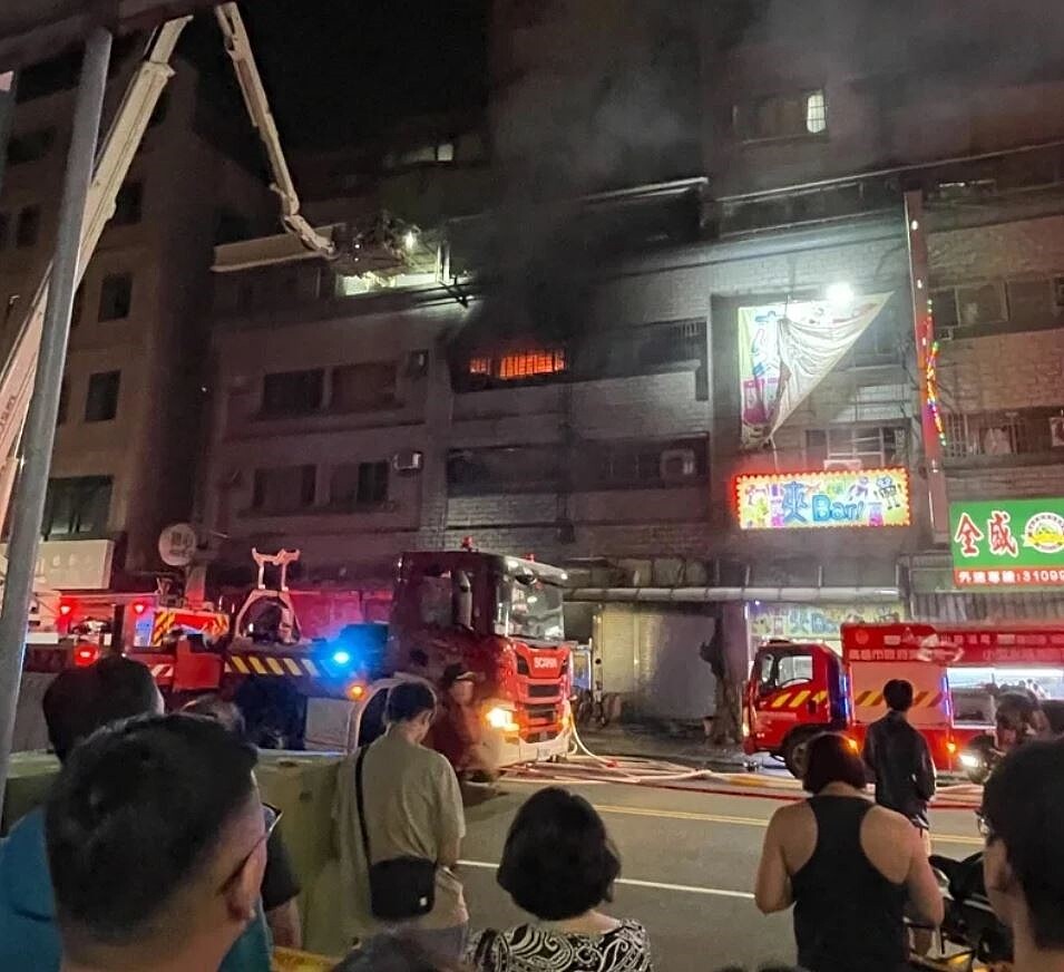 高雄市鼎中路一棟三樓透天厝凌晨大火，釀四死一命危慘劇；火災時不少民眾圍觀。記者張議晨／翻攝
