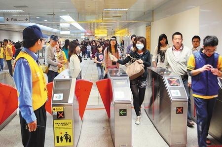 　高雄捷運今年1至8月平均日運量16.4萬人次，較去年同期成長8.8%。（曹明正攝） 