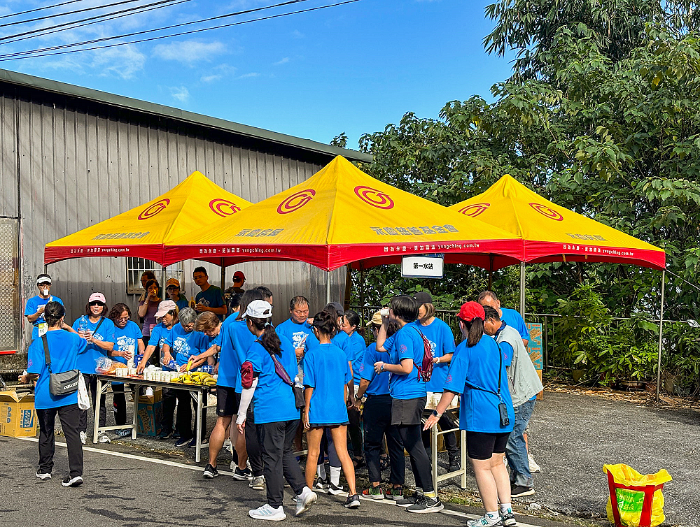 永慶房屋提供活動帳篷,讓單位沿路設置補水站,讓當日活動志工能迅速給予跑者香蕉、飲用水補充能量。圖 / 永慶房屋提供
