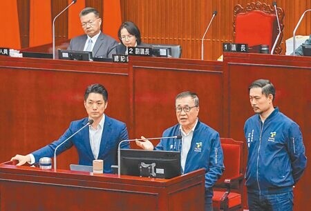 
台北市議員關切遠雄未申請大巨蛋公安申報及漏水等問題，市長蔣萬安（左起）與副市長李四川、體育局長王泓翔在議會備詢。（羅永銘攝）
