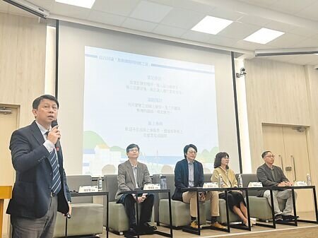 成大國土研究中心8日舉行「國土計畫法延後執行的利與弊」論壇,成大都市計劃學系教授黃偉茹(右三)指出,近來啟動《國土計畫法》準時上路的連署,已獲66個團體、逾150名學者、地方代表響應,目前持續增加中。(曹婷婷攝)